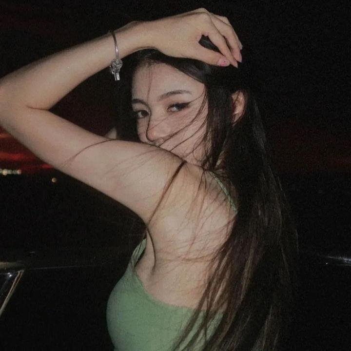 一位站立的人